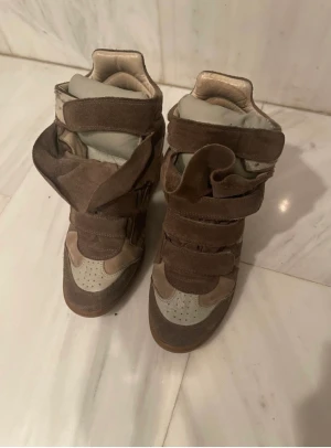 Isabel Marant  - Dom perfekta höst skorna i storlek 39 men funkar perfekt för mig med storlek 37. Bra skick men syns att de har använts. Äkta, köpta på Vestiaire!💘