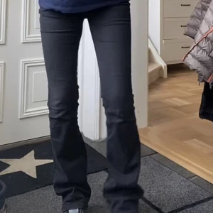 Zara jeans - Säljer dessa snygga och populära jeans från zara, mid/Low waist storlek 36