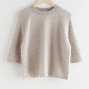 Other stories tröja  - Lägger upp denna igen pågrund av oseriös köpare. Säljer denna helt nya och oanvända other stories tröjan. Nyskick. Använd gärna köp nu. Skriv för fler bilder eller frågor.