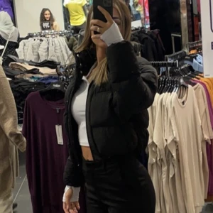 Jacka - Säljer denna översnygga  puffiga höst jackan! Nypris 689kr säljer den för 300kr, köparen står för frakten 