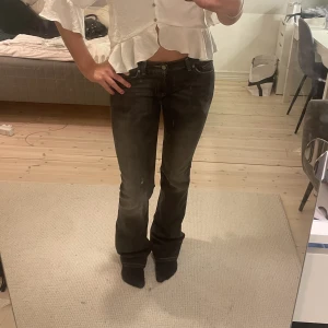 Lågmidjade bootcut jeans  - Så snygga grå/svarta jeans, passar någon längre  Midjemått: 80cm  Innerbenslängd: 87cm