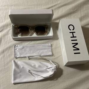 Säljer nu mina chimi solglasögon i färgen ecru💗 ( dom är äkta ) kontakta mig vid frågor och funderingar💕 köparen står för frakten 