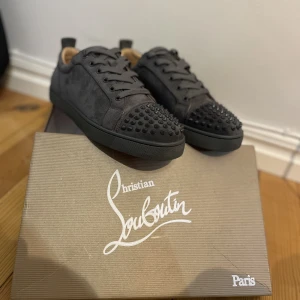 christian louboutin - Säljes christian louboutin skor strl 43 men kan passa 44. A-kopior alltså inte äkta. nästan oanvända, Nyskick. 