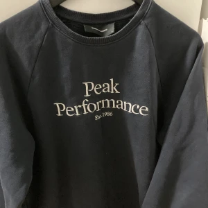 Peak performance tröja - Använd några gånger iår  Passar inte därav säljer den 