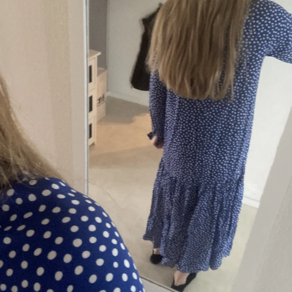Vitprickig blå långärmad klänning i fint skick! 💙🤍i storlek xs men passar mig som normalt har s/m. 60+frakt! . Klänningar.