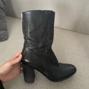 Säljer ett par coola svarta boots i storlek 36 med klack. Skorna är knappt använda, alltså vädkift bra skick. Inköpta för ca 1000kr