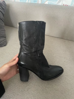 Svarta boots - Säljer ett par coola svarta boots i storlek 36 med klack. Skorna är knappt använda, alltså vädkift bra skick. Inköpta för ca 1000kr