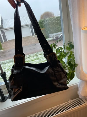väska - väska från okänt märke, finns defekter och den är trasig inifrån därav priset. det går att laga men har inte orken. annars är den fin utåt och väldigt smidig och stor. 💞