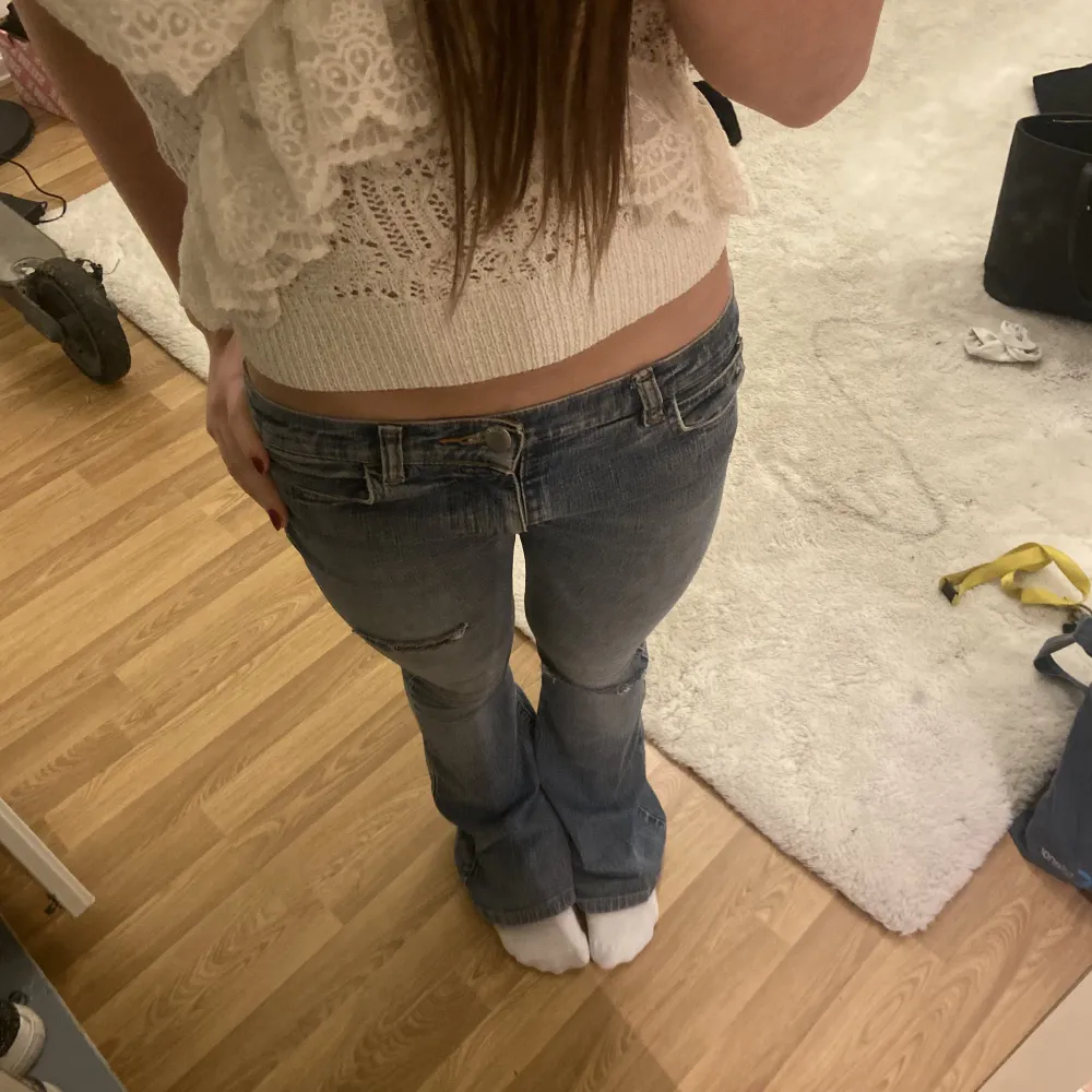 Säljer dessa skit snygga jeans då dem är lite för långa för mig! Dem har en liten defekt mellan benen men det är plaserat så det inte syns! Bara ifall man gör en splitt skriv för bilder på de! Storlek 25/30 säljer för 299!!💓. Jeans & Byxor.