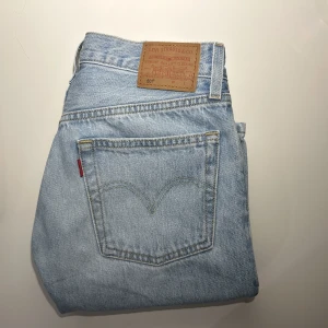 Levis jeans 501  - Använda vid flertal tillfällen men pga Levis bra kvalite så ser de fortfarande nya ut, pris går att diskutera. Sista bilden är lånad pga passar ej mig💞 Nypris: 1250kr 