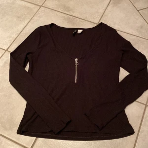 Långärmad tröja - Långärmad svart, v- ringad med kort dragkedja, smala ärmar, knappt använd 