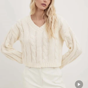 Stickad tröja  - Stickad tröja från NAKD, nyskick storlek XS. Jätte skön och fin färg. 200kr✨pris kan diskuteras vid snabb affär.