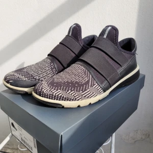 Ecco Intrinsic 39 - Sköna skor från Ecco. Storlek 39. Färg: svart/vit