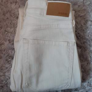Vita Dobber jeans i storlek 25 (XS-S) Använda 1 gång och är i mycket fint skick. Högmidjade, ankellånga slim fit jeans, stretchiga. Passar bra på mig som är 160cm lång.