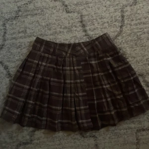 lågmidjad rutig kjol - Kjol från romwe, den har dragkedja i midjan och sitter lågmidjat :)