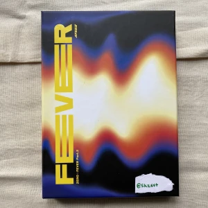 ATEEZ ZERO: FEVER Part.2 (Diary version) - Nyskick, har mest legat i ett skåp. Lite märken på framsidan men så var det när jag köpte det. Allt följer med, det är pre-order versionen så limited photocard följer också med! Skriv för frågor eller fler bilder! ♡   ⚠️Photocards på sista bilden ⚠️