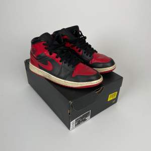 Snygga Nike Jordan 1 Black-Fire Red-White MID Skick 7/10