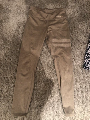 Träningstights  - Träningstights stronger storlek small och i bra begagnat skick, lite skavd insida lår ( se bild)