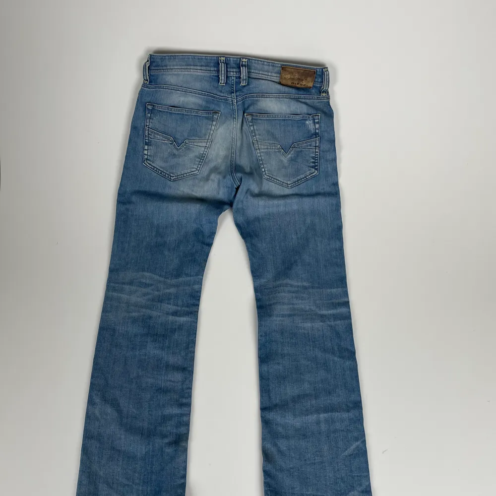 Dessa jeans är inte bara en stilfull fashion statement, de har också en tidlös charm och är i utmärkt skick trots att de är använda. Med sin unika design ger de dig en sofistikerad look samtidigt som de är sköna att bära.. Jeans & Byxor.