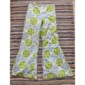 Vida mönstrade byxor - Egensydda byxor! Vida, med mönster i möjligtvis storlek M. Eller de är liksom lite oversized som S. De är inte så bra sydda så därav priset! 