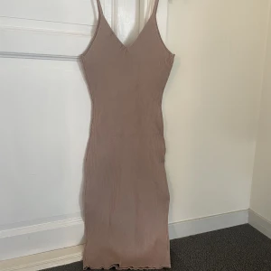 Beige ribbad klänning  - Beige ribbad klänning, slutar precis under knäna på mig som är 163. Aldrig använd 