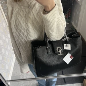 Väska - Säljer en LaMarthe Paris väska. Oanvänd och plast finns kvar. Dustbag och längre band tillkommer. Köpte för ca 3600kr säljer för 3000kr❤️