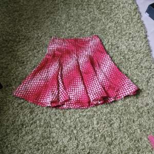 Jättefin kjol från Filippa K, tyvärr för stor för mig :( står strl xxs men passar mer som en S ❤️