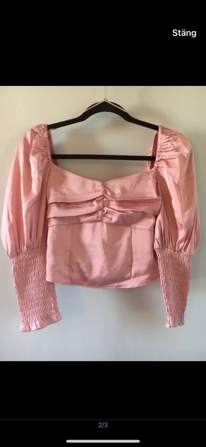 Blus - Rosa blus i rosa silkigt material  Ny med taggar