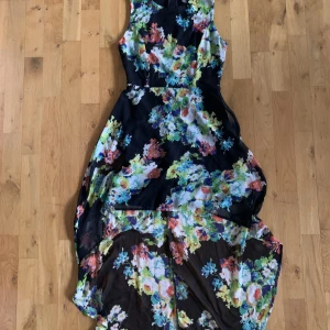Klänning  - Blommig klänning från forever21. Aldrig använd och är som ny. Skriv privat för fler bilder. 