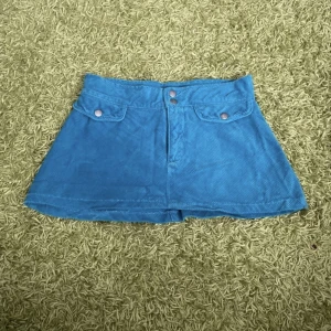 Manchester kjol - Super gullig manchester mini kjol. Kort och lågmidja 💙Tyvärr för liten för mig 😭 står strl M men sitter som xxs/xs