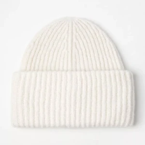 Off white mössa - Off white stickad mössa från Lindex, helt ny och aldrig använd!