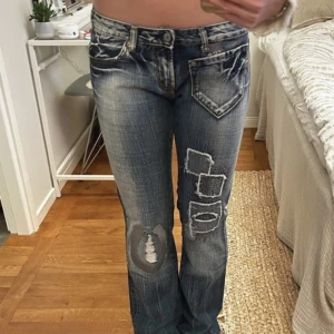 Jeans  - Skit snygga jeans, lånade bilder från förra säljaren❤️ Midjemåttet är 78cm                  Innerbenslängd 84cm  Frakt 74kr
