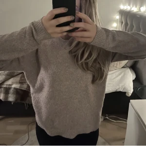 Stickad tröja från vero Moda!💓💓 - Jättefin nude-rosa stickad tröja i stl M från Vero Moda!💖💖 Har använts ganska mycket så i ok/bra skick!🥰  Jätteskön och jättefin färg!😍. perfekt nu till hösten🤍  Köparen står för frakt men kan mötas upp i Uppsala💓💓 
