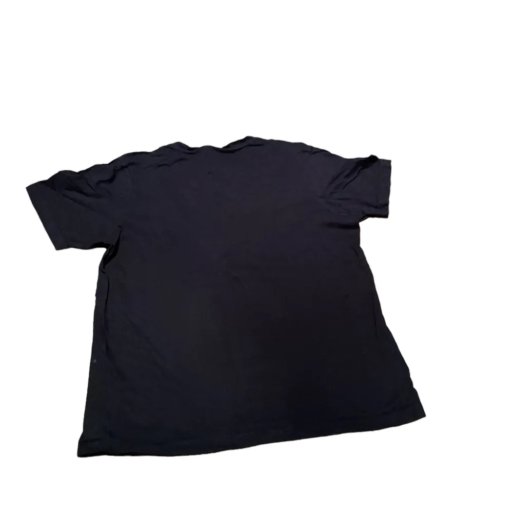En skön t-shirt från Swedish attitude i färgen svart, köpt för 199kr Mitt pris 99kr!🤩 Skick 6/10! Hör av dig vid minsta fråga eller fundering 🤗. T-shirts.