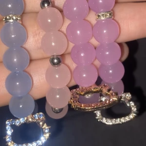 Hello kitty armband  - Säljer den blåa bara har 4 styckna om det är någon som vill ha🩷