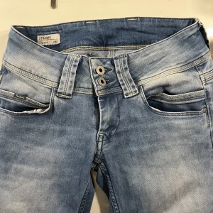 Lågmidjade jeans! - 7 dagar med fri frakt så passa på!!💞 Ett par riktigt snygga jeans från Pepe Jeans i Venus modellen. Utsvängda nertill och lågmidjade!! Endast använda någon gång, säljer då jag tycker dom är lite kort på mig. Nypris över 900kr.