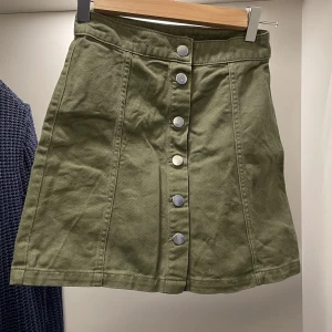Grön jeans kjol! - Superfin jeanskjol med knappar hela vägen och sömmar både fram och bak 🫶