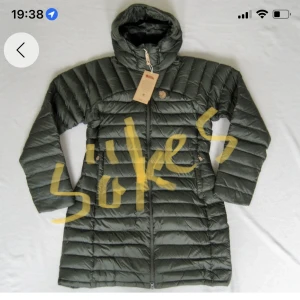 Fjällräven  - Söker enmörkgrön Snow Flake Parka, strl M i bra skick. Max 2000kr
