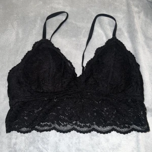 Spets bralette  - Spets bralette bustier med insats komfort bh utan bygel. Avtagbar vadderad kupa. Triangel bh. Super skön och fin! Kan användas som spetstopp under kavaj/skjorta eller användas under tröjor vardagligt. 