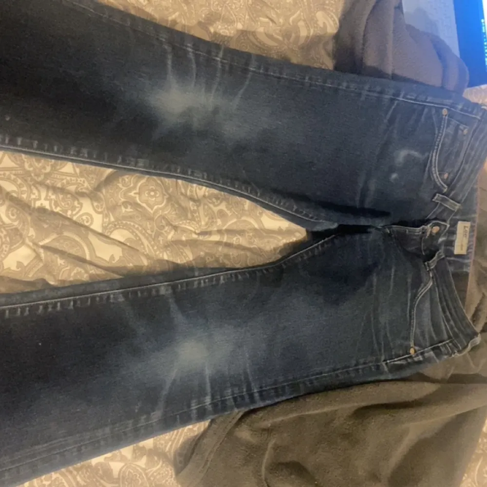 Skitsnygga lowwaist bootcut byxor, som jag sällan använder längre. Är själv storlek 36-38. Jeans & Byxor.