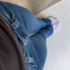 Lee jeans - Säljer dessa fina lågmidjade, bootcut lee jeansen💕köpta för 999kr men jag säljer jeansen för endast 250kr. Använd fåtal gånger. Köparen står för frakten 💋skriv gärna om ni undrar något. Jag säljer då de tyvärr börjar bli lite för små för mig 💕