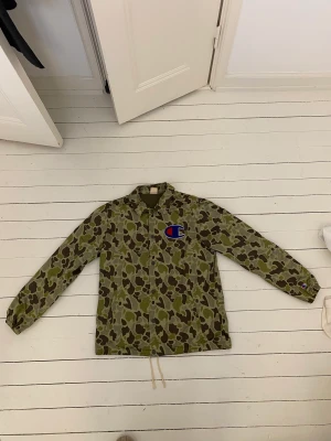 Champion jacka - Champion jacka Storlek: Large  Färg: Camo  