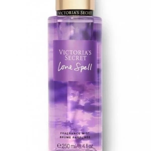 Victorias Secret Love Spell - Säljer denna body mist från Victorias Secret då jag använder mina andra mycket mer och känner att jag inte använder denna💘 Den är köpt i London i somras för ca 250kr, kan mötas upp i Örebro💞