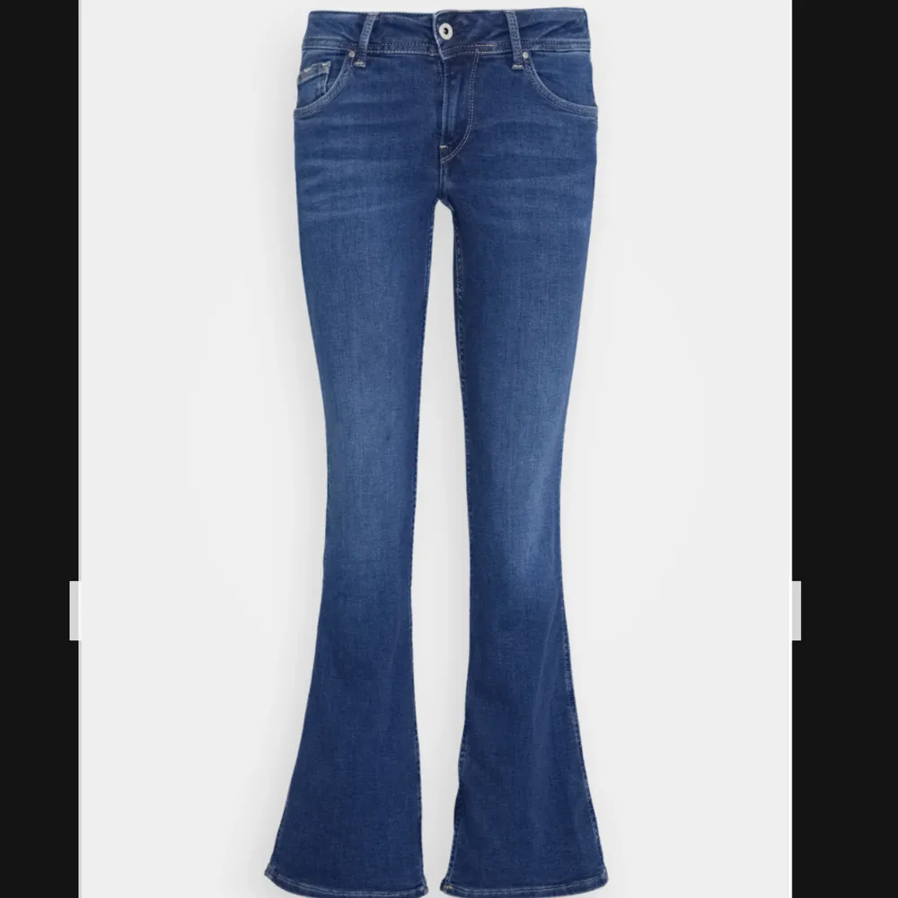 Lågmidjade bootcut Pepe jeans köpta för 2 månader sen💞 ny pris 1000 mitt pris 600🥂😽 (har defekt längst ner vid benet). Jeans & Byxor.
