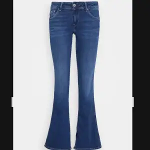 Lågmidjade bootcut Pepe jeans köpta för 2 månader sen💞 ny pris 1000 mitt pris 600🥂😽 (har defekt längst ner vid benet)