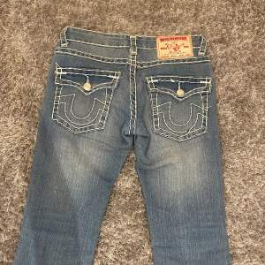 True religion jeans från Zalando, använda ett fåtal gånger. Innerbenslängd: 80 cm, midjemått 37 cm tvärs över.