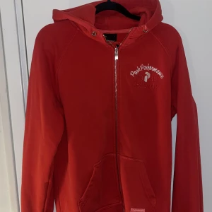 peak performance zip up  - Säljer nu min peak hoodie från åre, den är i nyskick men används tyvärr inte, är i storlek L men är ganska liten i storleken så passar M/S. Pris kan diskuteras💕