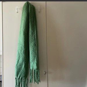 Grön halsduk från Gina tricot - Fin härlig grön halsduk ✨