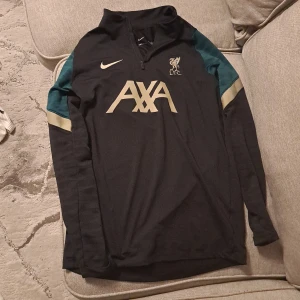 Liverpool tröja - Nästan nyskick, köpt på unisport. M för herr
