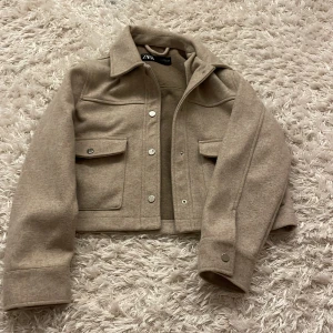 En tunn jacka  - En jacka som är relativt tunn. Säljer pågrund av ingen användning. Den är ganska kort. Har haft den en lång tid men använt den få gånger. Står ej för frakt. 